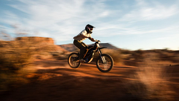 Piloto saltando com uma e-moto 79BIKE no deserto