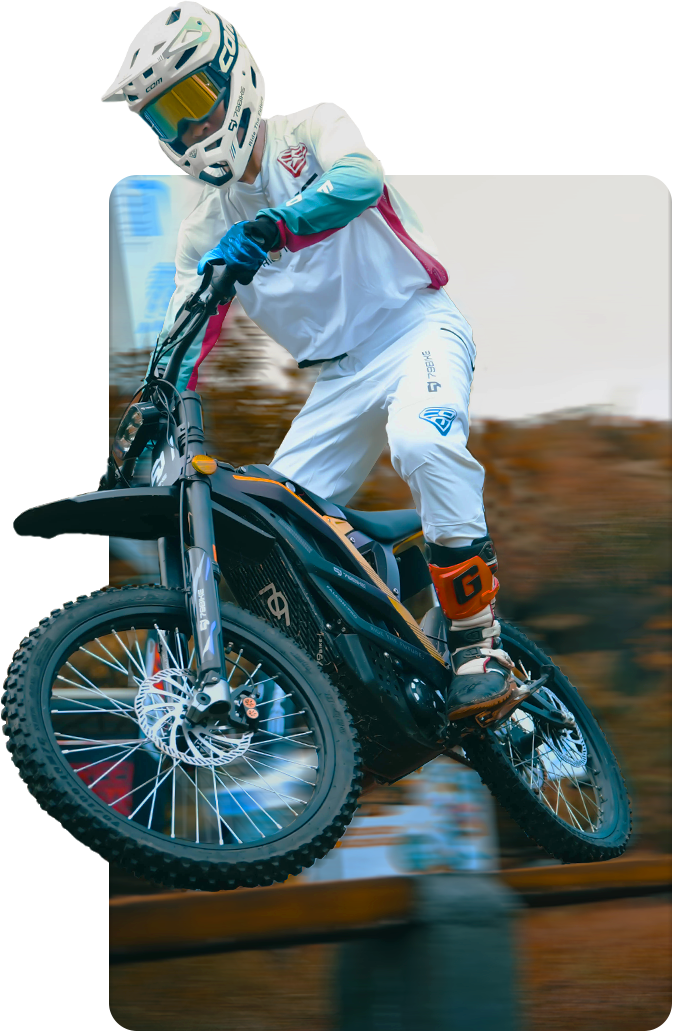 Piloto de branco em ação com uma e-moto 79BIKE